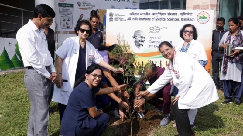 एम्स, ऋषिकेश के तत्वावधान में “एक पेड़ मां के नाम” थीम पर एक सार्थक पौधरोपण अभियान का आयोजन