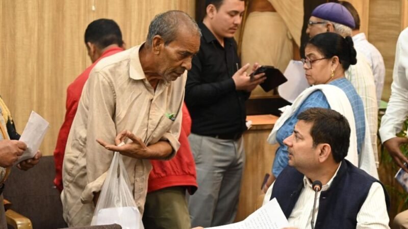 जनता दरबार में 134 फरियादें सुनीं, कई मामलों का मौके पर निस्तारण… 