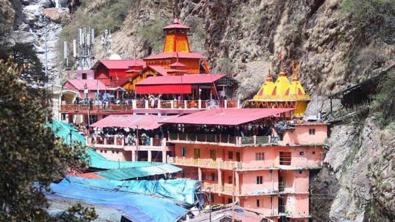 जयकारों के साथ शीतकाल के लिए बंद हुए मां यमुना मंदिर के कपाट