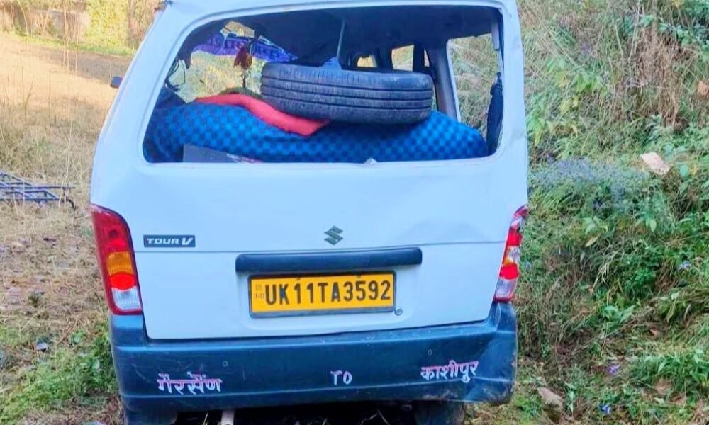 बारातियों से भरा वाहन हुआ दुर्घटनाग्रस्त, 2 गंभीर घायलों को किया गया हायर सेंटर रेफर