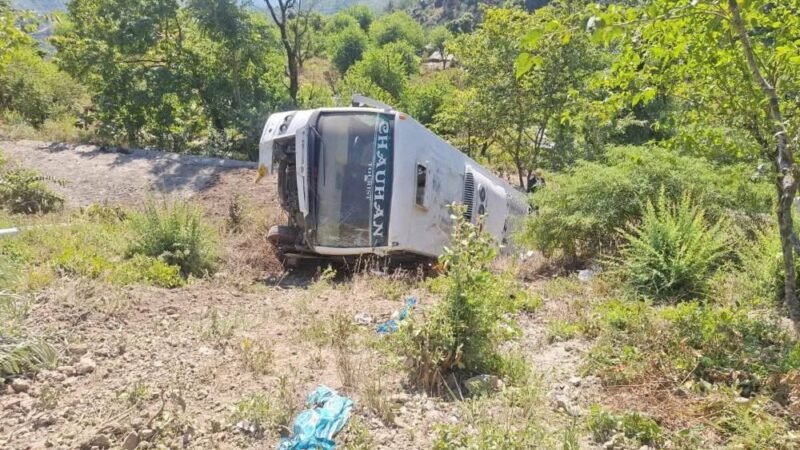 कुंजापुरी मन्दिर के दर्शन कर लौट रहे श्रदालुओं की बस दुर्घटनाग्रस्त