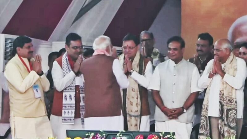 मुख्यमंत्री पुष्कर सिंह धामी पटना (बिहार) में नवनिर्वाचित सरकार के शपथ ग्रहण समारोह में हुए सम्मिलित