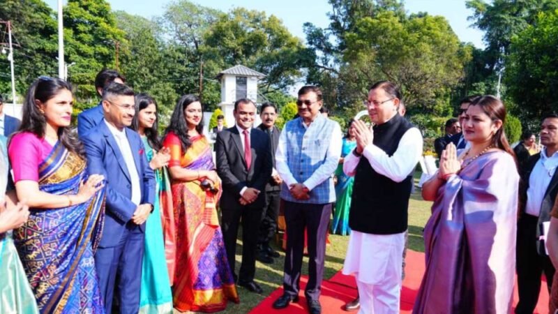 सीएम पुष्कर सिंह धामी की अध्यक्षता में मुख्यमंत्री आवास पर IAS अधिकारियों की अनौपचारिक बैठक आयोजित