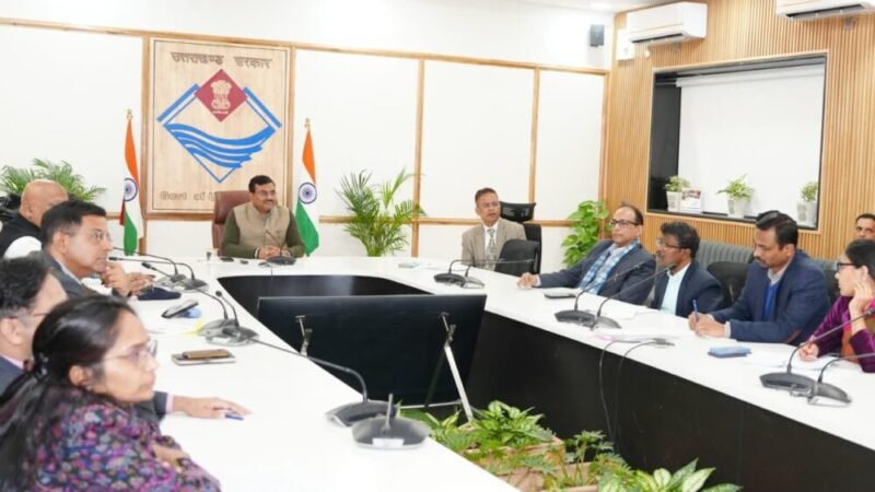 मुख्य सचिव आनन्द बर्द्धन ने विभागों की प्रगति की समीक्षा की