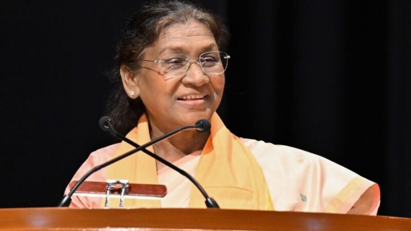 राष्ट्रपति ने राष्ट्रपति निकेतन में फुट ओवर ब्रिज और घुड़सवारी क्षेत्र का किया लोकार्पण