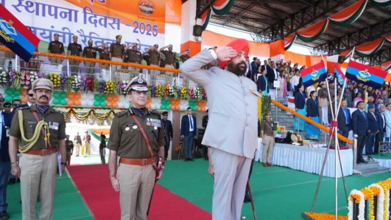 राज्य स्थापना के रजत जयंती समारोह में राज्यपाल ने रैतिक परेड की सलामी ली
