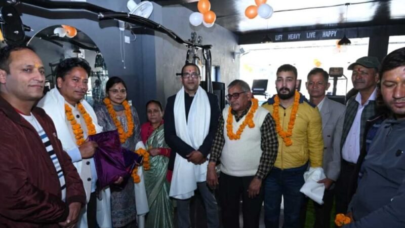 स्वरोजगार उद्यमियों को प्रोत्साहित करने पहुंचे जिलाधिकारी