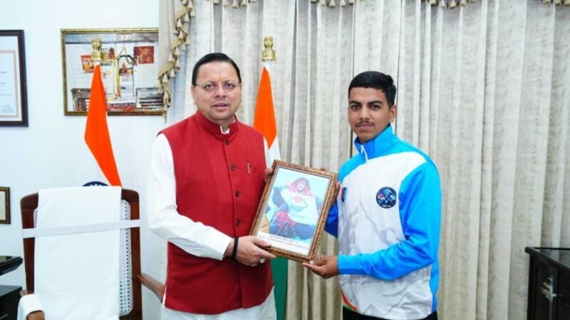 मुख्यमंत्री पुष्कर सिंह धामी से माउंट एवरेस्ट फतह करने वाले 16 वर्षीय बालक सचिन कुमार ने की शिष्टाचार भेंट