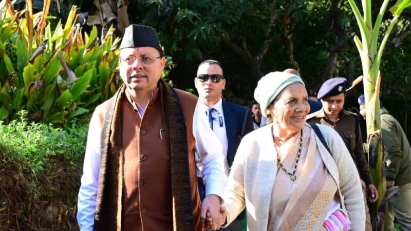 मां के साथ पैतृक गांव पहुंच भावुक हुए सीएम धामी