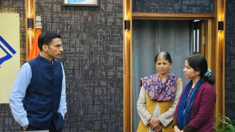 निजी संस्थान में नौकरी मिलने उपरांत माता संग प्रशासन का धन्यवाद करने कलेक्ट्रेट पहुंची प्रियंका