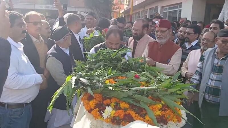 पंचतत्व में विलिन हुए दिवाकर भट्ट, बेटे ने दी मुखाग्नि, अंतिम यात्रा में उमड़ा जनसैलाब