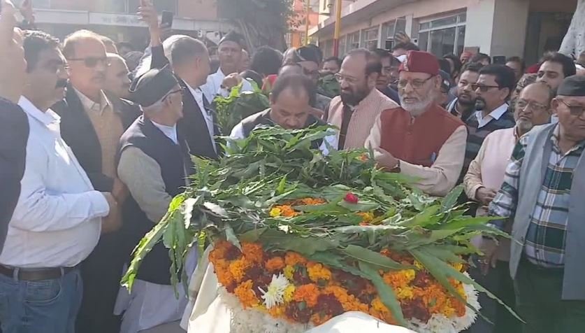 पंचतत्व में विलिन हुए दिवाकर भट्ट, बेटे ने दी मुखाग्नि, अंतिम यात्रा में उमड़ा जनसैलाब