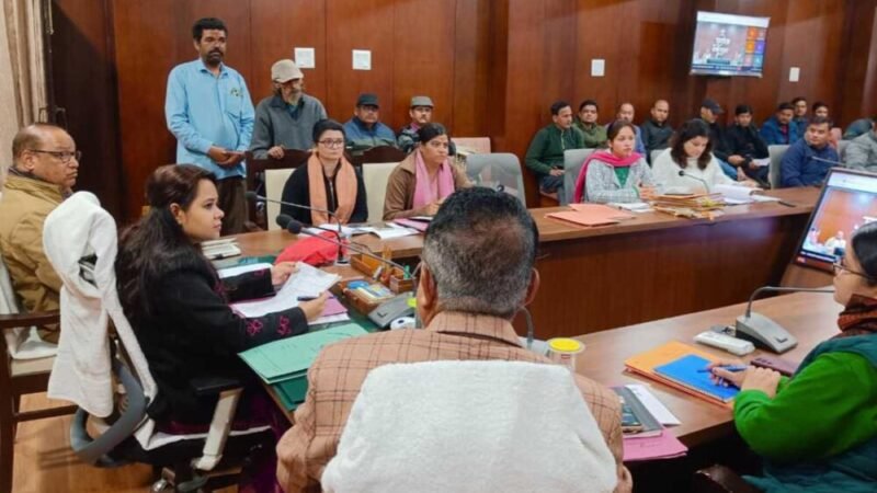 जिलाधिकारी की अध्यक्षता में जनता दरबार, 25 शिकायतें दर्ज