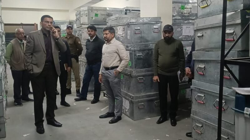 डीएम ने किया EVM–VVPAT वेयरहाउस का निर्धारित प्रोटोकॉल के अनुरूप त्रैमासिक निरीक्षण