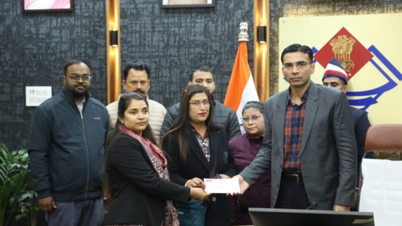 बैंक ऑफ बड़ौदा की मनमानी; पर जिला प्रशासन का डंडा; बुजुर्ग विधवा कमलेश व असहाय पुत्री को मिला न्याय;