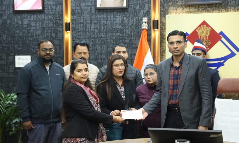 बैंक ऑफ बड़ौदा की मनमानी; पर जिला प्रशासन का डंडा; बुजुर्ग विधवा कमलेश व असहाय पुत्री को मिला न्याय;