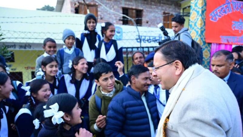 सरस्वती शिशु मंदिर ताड़ीखेत में मुख्यमंत्री का विद्यार्थियों से संवाद