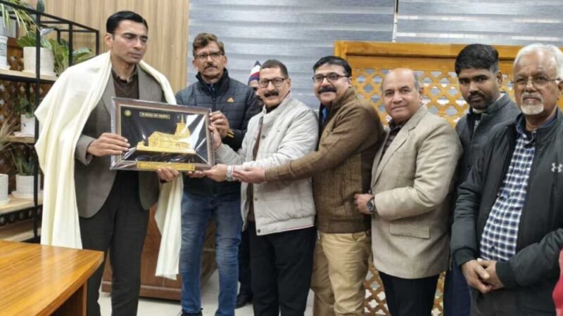 डीएम को उत्कृष्ट सेवा कार्यों के लिए जर्नलिस्ट यूनियन ने किया सम्मानित