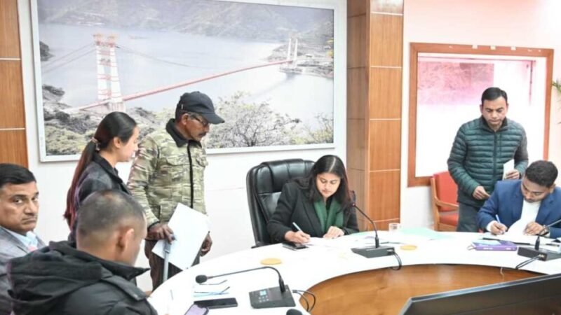 जनता दरबार कार्यक्रम में सीडीओ टिहरी ने सुनी जन समस्याएं