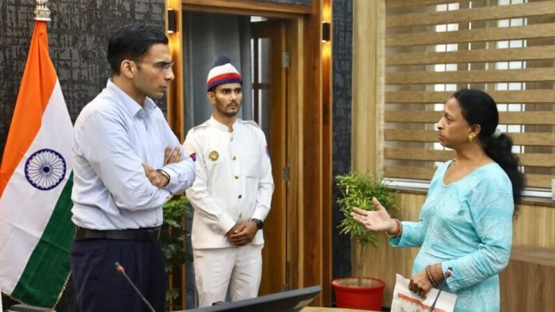 मां के पांव गिरकर माफी मांगो, वरना होगा जिला बदर : डीएम