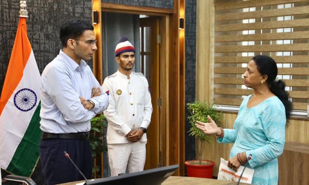 मां के पांव गिरकर माफी मांगो, वरना होगा जिला बदर : डीएम