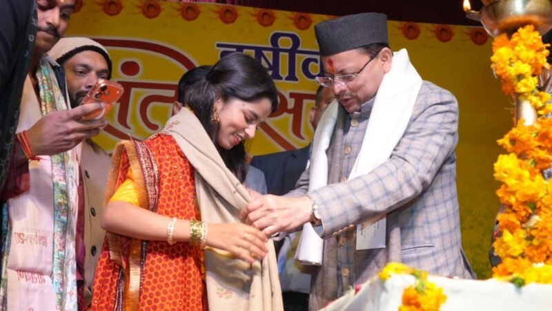 मुख्यमंत्री पुष्कर सिंह धामी भरत मंदिर ऋषिकेश में आयोजित वसंतोत्सव 2026 मैथिली ठाकुर नाइट में हुए सम्मिलित