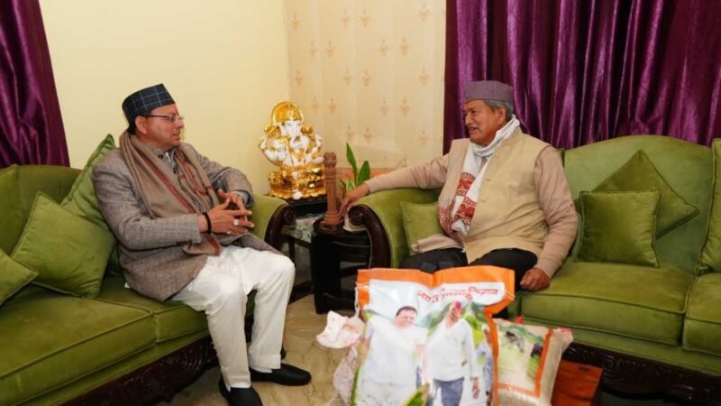 मुख्यमंत्री पुष्कर सिंह धामी ने पूर्व मुख्यमंत्री हरीश रावत से की शिष्टाचार भेंट, कुशलक्षेम जाना