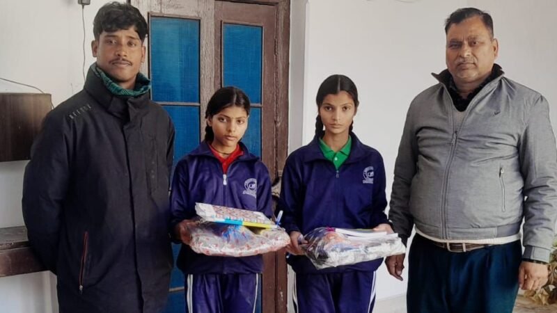 परिस्थितियों से वीरान बचपन को मिली नई उड़ान, सड़क से स्कूल तक पहुँची दो बेटियाँ