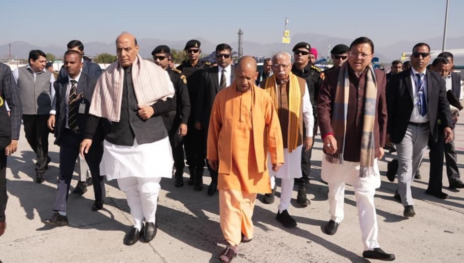 जौलीग्रांट एयरपोर्ट पर मुख्यमंत्री धामी ने केंद्रीय रक्षा मंत्री व अन्य गणमान्य नेताओं का किया स्वागत…