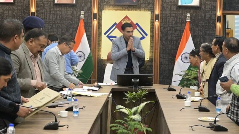 राज्य आंदोलनकारियों की समस्याओं का समाधान प्रशासन की प्राथमिकता : डीएम