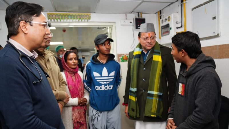 देर सांय दून मेडिकल कॉलेज पहुंचे मुख्यमंत्री, व्यवस्थाओं का लिया जायजा…