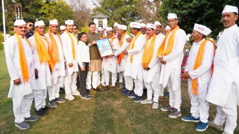 पुष्कर सिंह धामी को चम्पावत के होल्यारों ने दी होली की शुभकामनाएं…