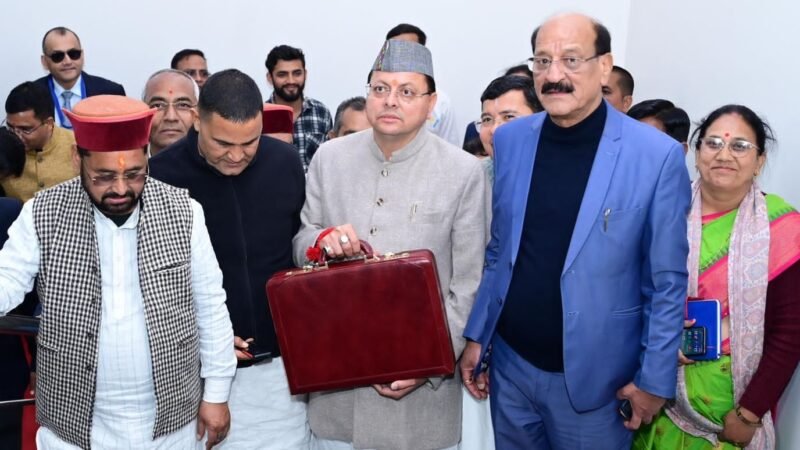 वित्तीय वर्ष 2026–27 का बजट पेश करने विधानसभा पहुंचे मुख्यमंत्री धामी…