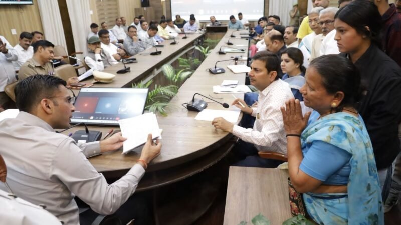 जनता दर्शन में 212 से अधिक शिकायतें डीएम सविन बंसल ने कई मामलों में त्वरित राहत के दिए निर्देश