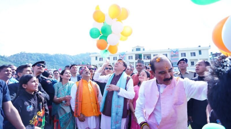 पिथौरागढ़ को मिला आधुनिक क्रिकेटमैदान, खिलाड़ियों संग मैदान में उतरे मुख्यमंत्री धामी…