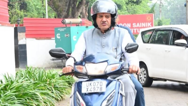 ईंधन बचत का संदेश देने स्कूटी से कैंप कार्यालय पहुंचे मंत्री गणेश जोशी…