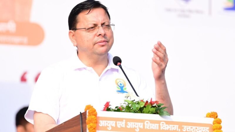 बनबसा में मुख्यमंत्री धामी ने हजारों लोगों के साथ किया योगाभ्यास, योग को जीवन का अभिन्न अंग बनाने का किया आह्वान…