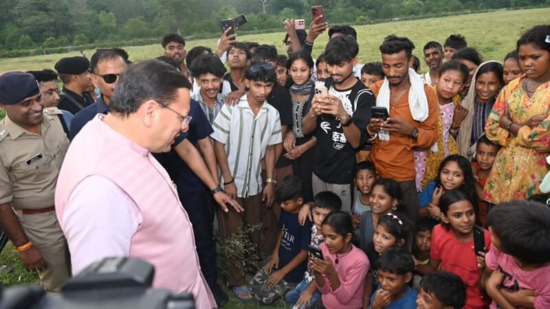 मुख्यमंत्री को अपने बीच पाकर उत्साहित हुए बच्चे, जमकर खिंचवाईं तस्वीरें