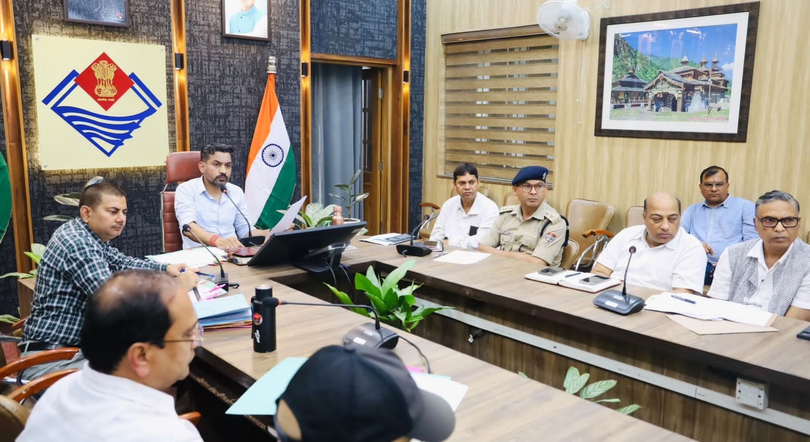 मानसून तैयारियों पर डीएम सख्त, जलभराव, गड्ढों और जर्जर भवनों पर त्वरित कार्रवाई के निर्देश…