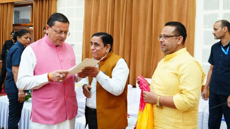 मुख्यमंत्री धामी ने सुनीं जन समस्याएं, अधिकारियों को त्वरित समाधान के दिए निर्देश