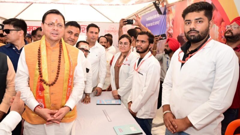 हरिद्वार में शिवभक्त कांवड़ियों पर पुष्पवर्षा, मुख्यमंत्री धामी ने किया चरण प्रक्षालन…