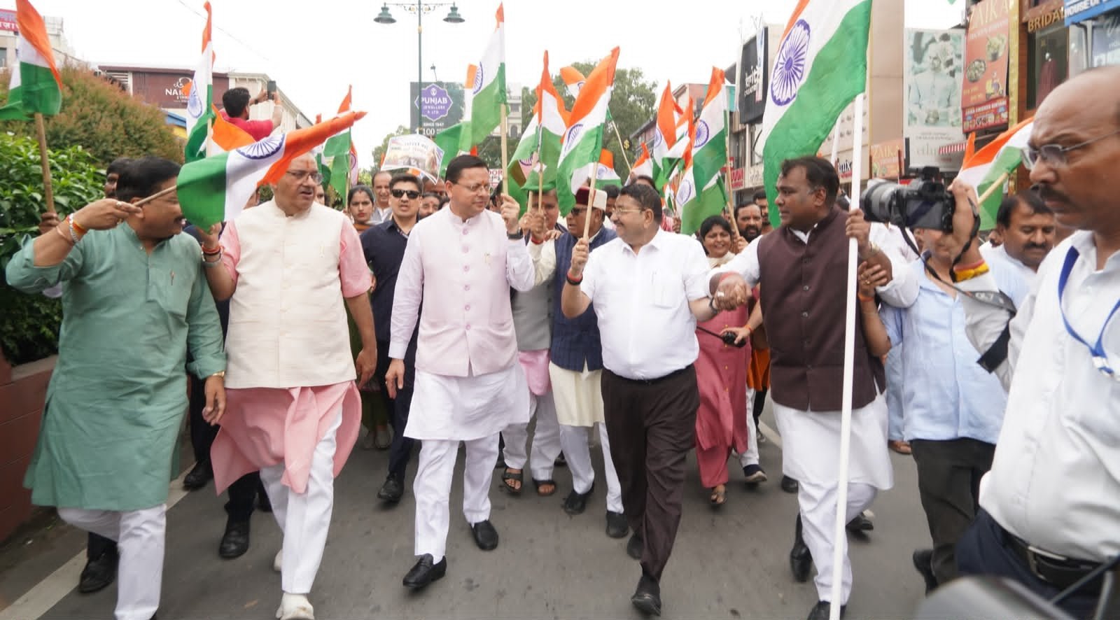 हर घर तिरंगा यात्रा में शामिल हुए सीएम धामी, बोले- तिरंगा देश के स्वाभिमान का प्रतीक