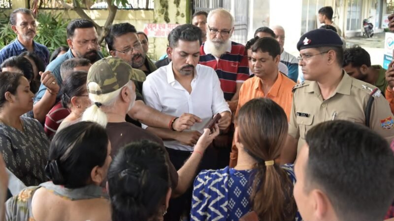 सीमाद्वार में जलभराव पर डीएम सख्त, 24 घंटे में सफाई और डिवाटरिंग के निर्देश.. .