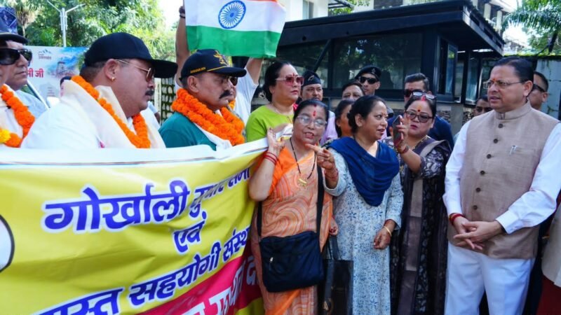 मुख्यमंत्री ने नेपाल आपदा राहत सहायता दल को हरी झंडी दिखाकर किया रवाना..