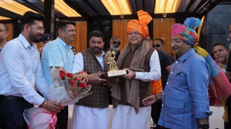 नमो क्रिकेट लीग में धामी ने खिलाड़ियों संग खेला क्रिकेट, दिलाई नशामुक्ति की शपथ…