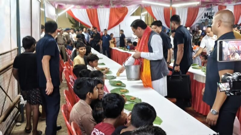 टनकपुर दशहरा महोत्सव में मुख्यमंत्री धामी ने भंडारे में की सेवा, श्रद्धालुओं को बांटा प्रसाद…