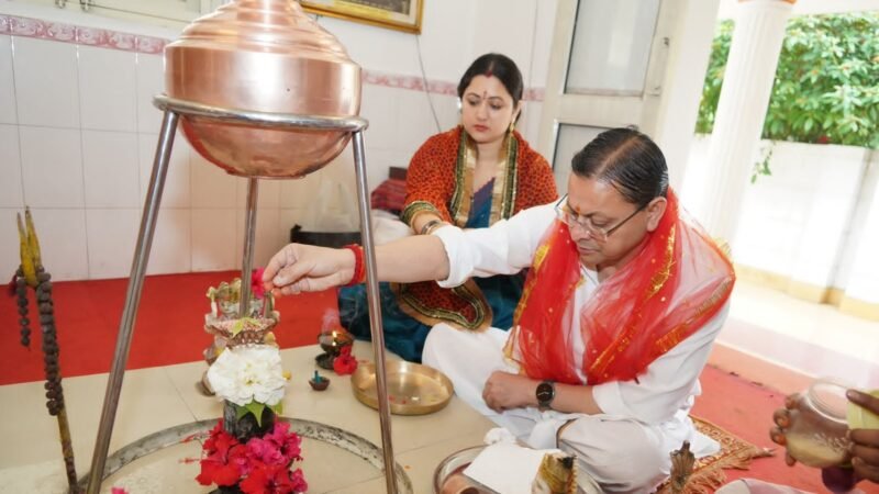 नवरात्रि के प्रथम दिन मुख्यमंत्री धामी ने की मां दुर्गा की पूजा-अर्चना